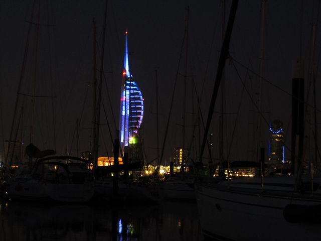 Der Spinnaker - Tower in Portsmouth bei Nacht