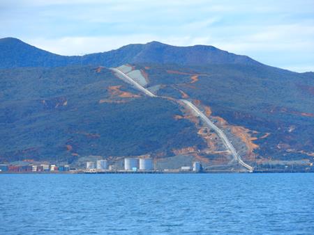 Baie de Prony: Minenindustrie inmitten von Natur
