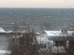 Der-Sturm-Ellis-wuetet-im-winterlichen-Kiel