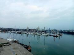 Unser Liegeplatz-in-der-Grande-Large-Marina-vor-der-Kulisse-Dunkerques