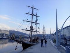 Traditionssegler im-Innenhafen-von-Cherbourg