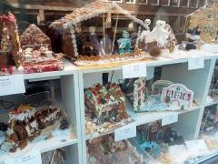 Schaufenster-bei-den-Kieler-Nachrichten-zeigen-Lebkuchenhäuschen