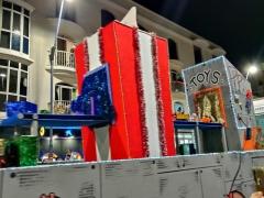 Heilige-Drei-Könige-Parade-mit-Geschenkefabrik
