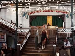Gängster und-sein-Mädel-im-Saloon