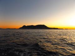 Der morgendliche-Felsen-von-Gibraltar-im-Kielwasser