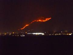Brandnacht riesige-Feuer-um-Palermo-hier-eine-Feuerkette-südöstlich-von-uns