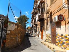 Enge-Straße von-Palermo-und-immer-die-Wäsche-auf-den-Balkonen