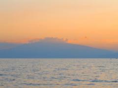 Italien: Der-Aetna-im-diesigen-Abendlicht-unter-seiner-Wolke