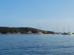 Sehr-enger-Ankerplatz-begrüßt-uns-in-der-Bucht-Cala-Teulera