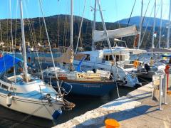Gegenwind-mal-nicht-das-kleinste-Schiff-am-Kai-von-Agia-Euphmia