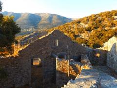 Ein-Dorf-voller-Ruinen-vor-einer-wunderschönen-Kulisse-auf-Kefalonia