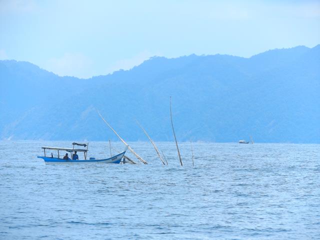 Vor Langkawi, Malaysia: Fischer mit Ausrüstung