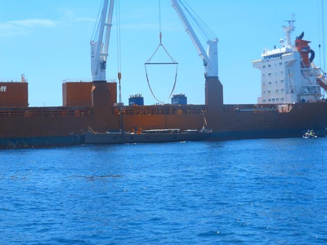 Tag-4: Superyacht-wird-im-Hafen-verladen