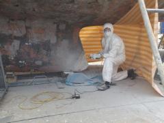 Kielschaden schleifen in vollem Schutzanzug bei über 30°C im Schatten