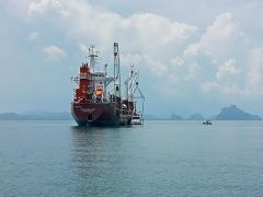 Motoryacht wird vor uns verladen