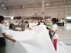 Teamwork beim Nähen der Segel