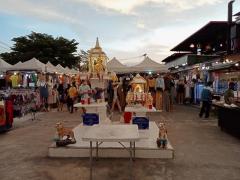 Chillva Nachtmarkt: Buddistischer Schrein mittendrin