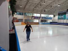 Schlittschuhlaufen in einer Halle für uns alleine