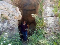 Kleine Lücken führen durch die alte Stadtmauer