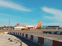Achtung Flieger-passiert-beim-Starten-die-öffentliche-Strasse