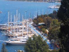 Uferpromenade mit Radweg und Touristenbooten