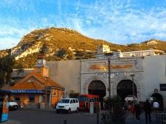 Durch diese-Tore-gelangt-man-in-die-Innenstadt-Gibraltars