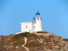 Kythiras-Leuchtturm-überblickt-die-Bucht