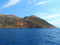 Peloponnes-die-Bucht-von-Kayio-beeindruckt-durch-schroffe-Naturlandschaft