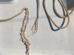 Taucher-ertastete-unsere-von-Superyacht-durchtrennte-Ankerleine-am-Meeresboden