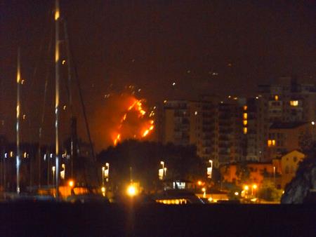 Brandnacht Flammen auch südwestlich von uns über Palermo