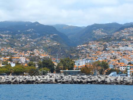 Funchal mit Seilbahn Blick von unserem Ankerplatz