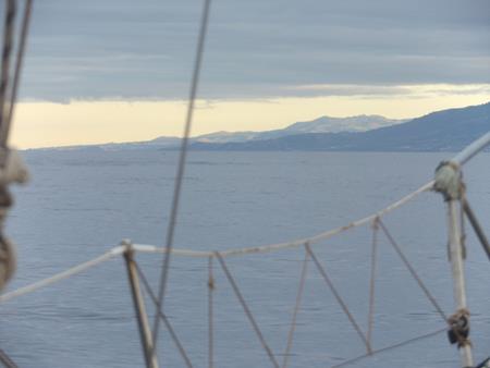 Die Insel Sao Miguel zeigt sich uns am Morgen graugrün