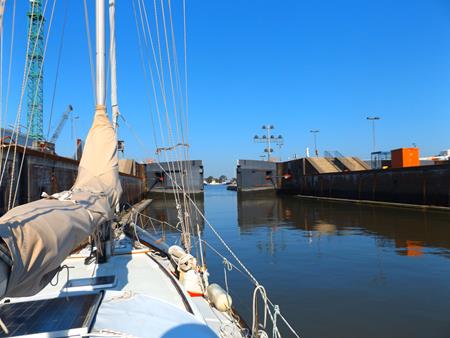 Die Schleuse in den Nord-Ostsee-Kanal geht auf