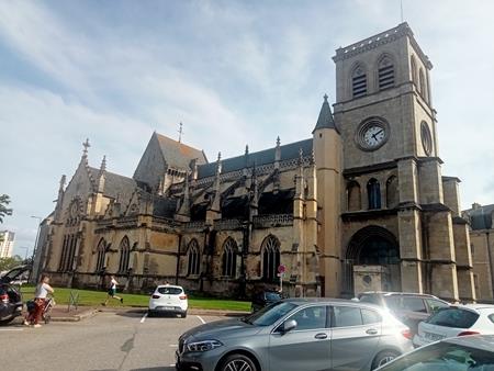 Weithin sichtbare Basilika Sainte Trinite