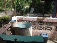 Fließendes Wasser zu Hause wird durch ein Wasserfaß ersetzt