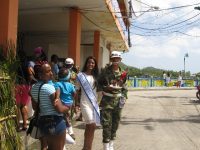 Miss Nicaragua im geleit ihres Soldaten