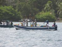Geschmückte Fischerboote navigieren die Miss mit ihren Soldentenbegleitern ums Ankerfeld